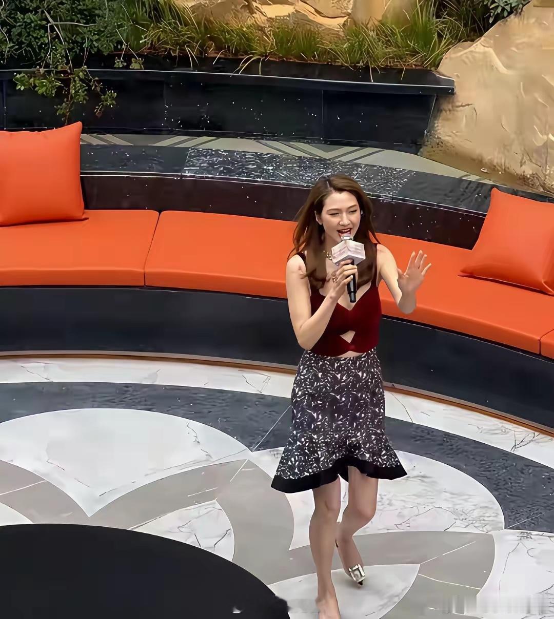 女明星不红了只能接商演，听说一小时仅5万元，真是太可怜了！ 