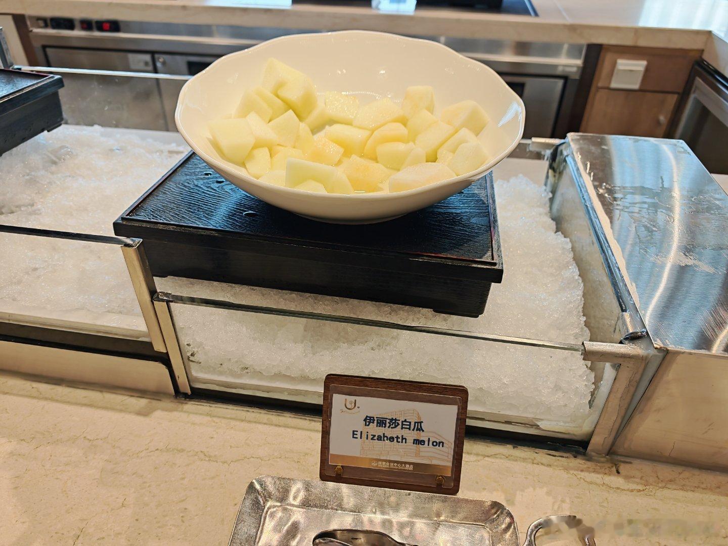 我看得愣了一下，是伊丽莎白-瓜？还是伊丽莎-白瓜？