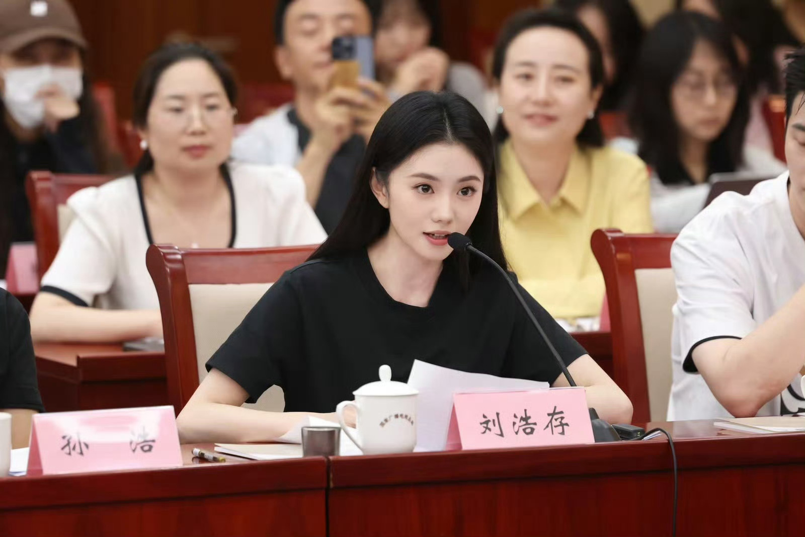 【纪实摄影】演员刘浩存。刘浩存百花奖彩排红裙起舞刘浩存百花奖初心舞台