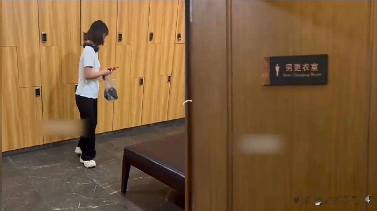 太离谱了！四川成都，男子在健身房洗澡，不料，洗完澡推开淋浴间却发现男更衣室里有一