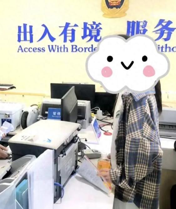 身份证上厕所被冲走，湖北一考生哭着求助，民警出手：18分钟补办了临时身份证明。