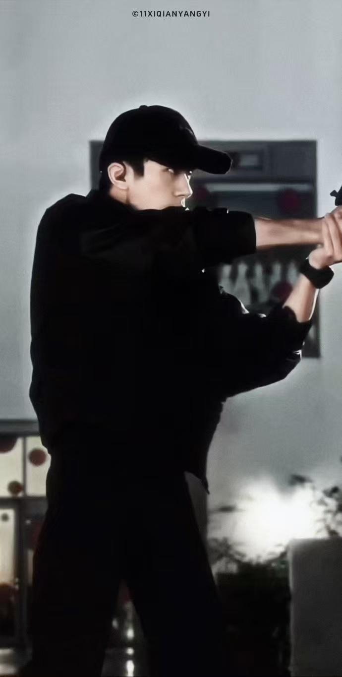 易烊千玺 每个大佬的青年版 千玺就是天选青年版大佬吧！艺谋、曹保平均在他身上看到