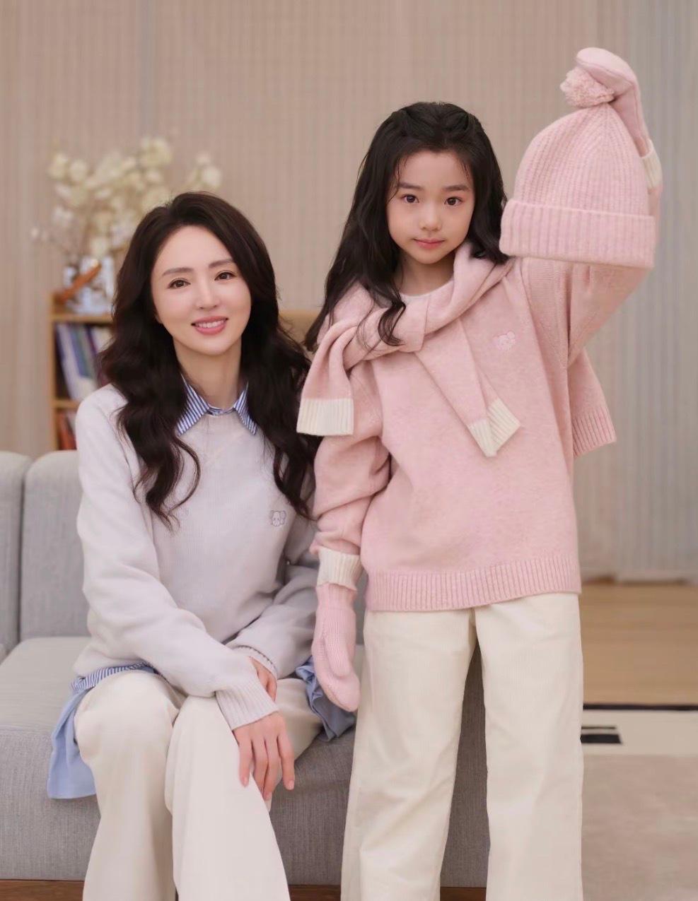 董璇慌了！

怕女儿青春期不理她，

这届妈真是操碎心…

董璇最近在采访里可愁