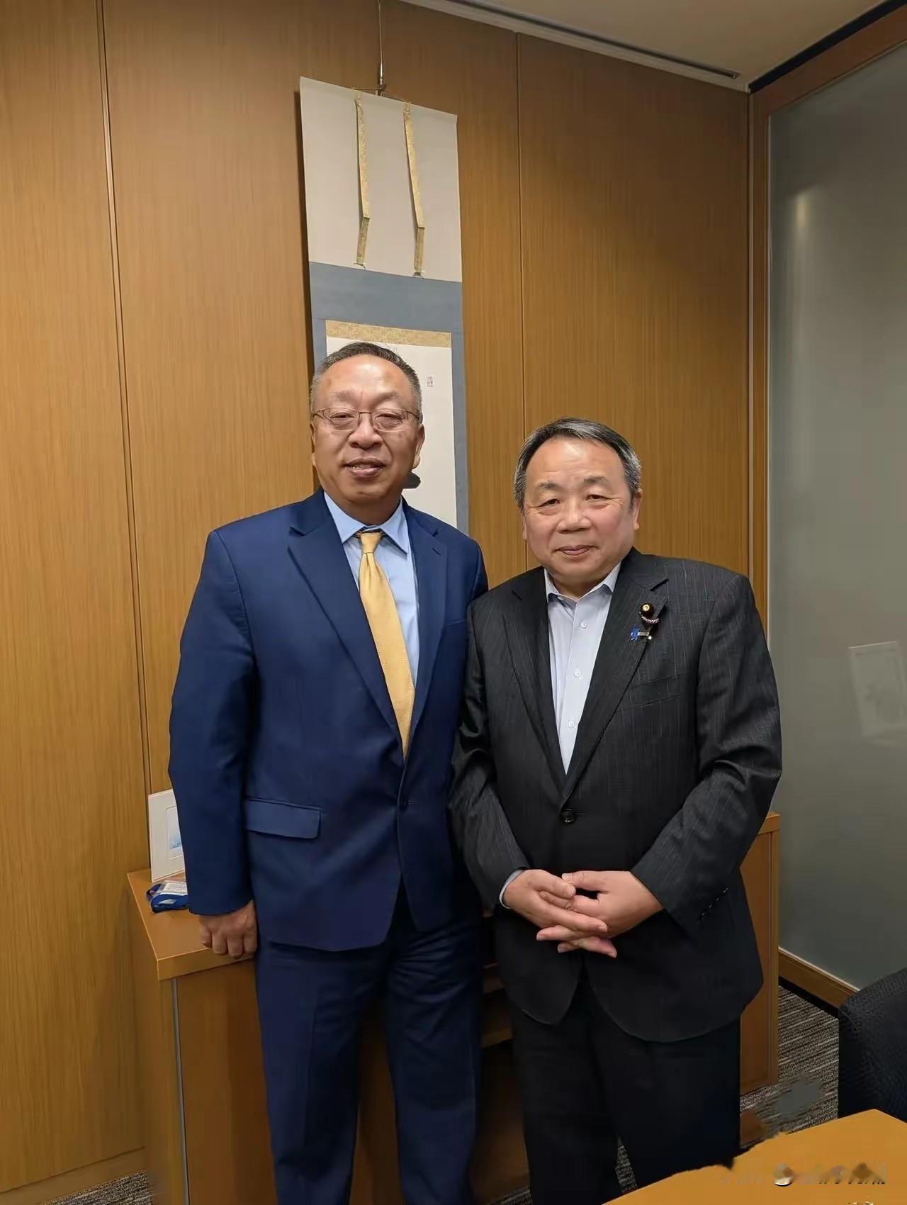 这两个家伙，你们认识吗？

一个是无耻到底的大汉奸，一个是反华极先锋！