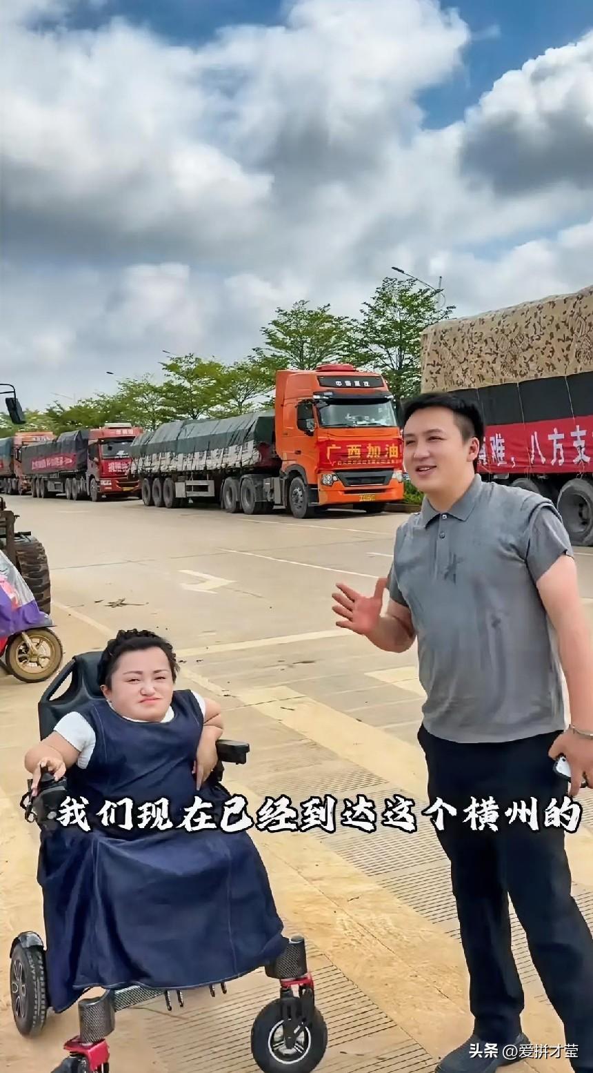 轮椅上的李喜梅怀着身孕还陪丈夫大双去灾区支援，这画面想想就令人动容。李喜梅自身行