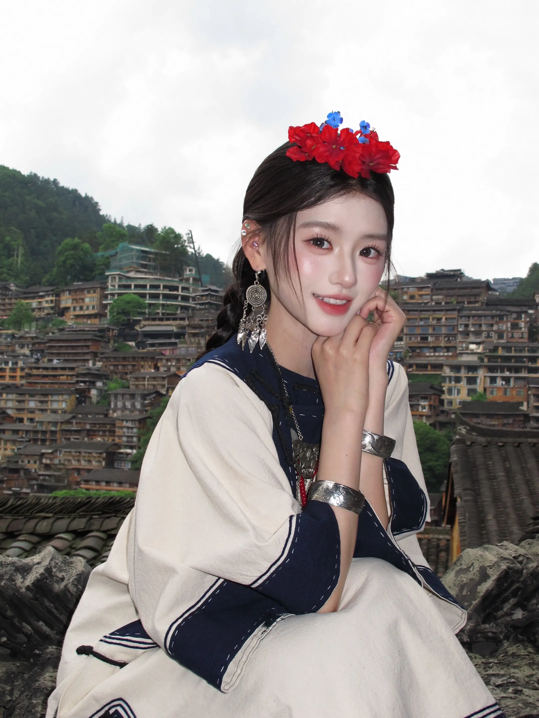 千户苗寨的墙角开了一朵小花💐