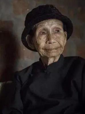 1941年，14岁的黄有良被10个鬼子扒光衣服糟蹋，她拼死反抗，把鬼子惹恼了，对