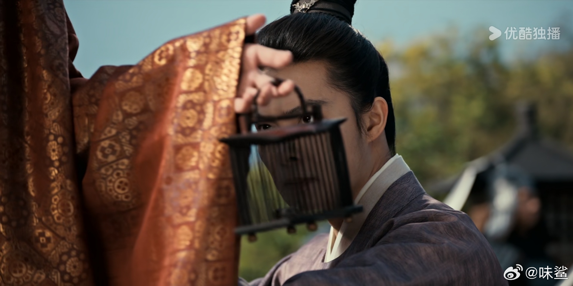 王爷拿蝈蝈笼子挡烧鸡视线的这一幕好妙啊一前一后一物一人的对比好有意思啊 