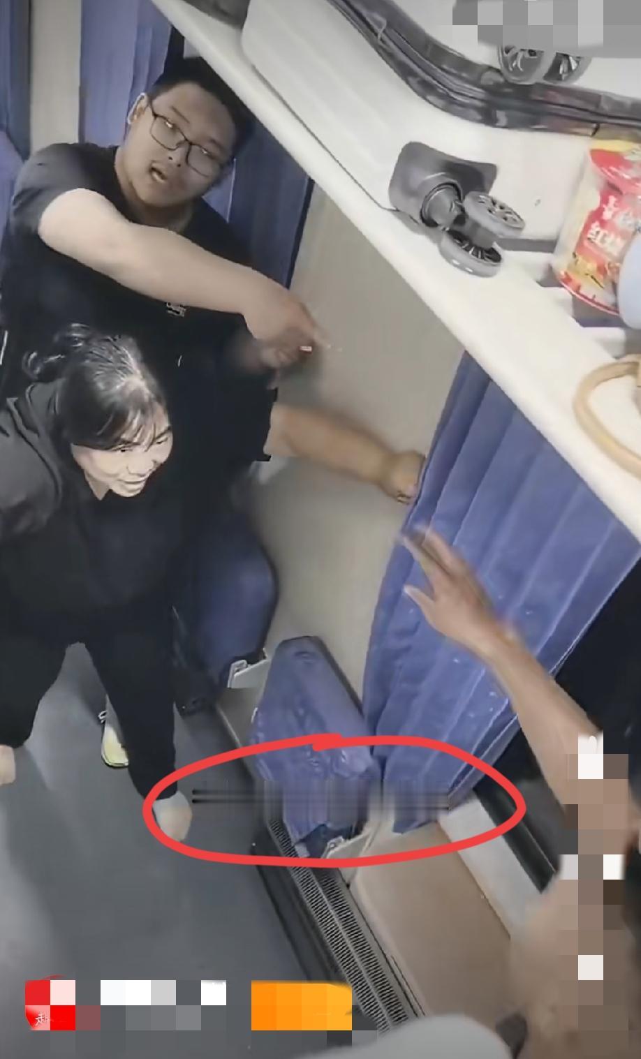 卧铺车厢内的一幕:疑似这名中年男子上厕所没有冲水，戴眼镜的小伙子让他冲，然后俩人