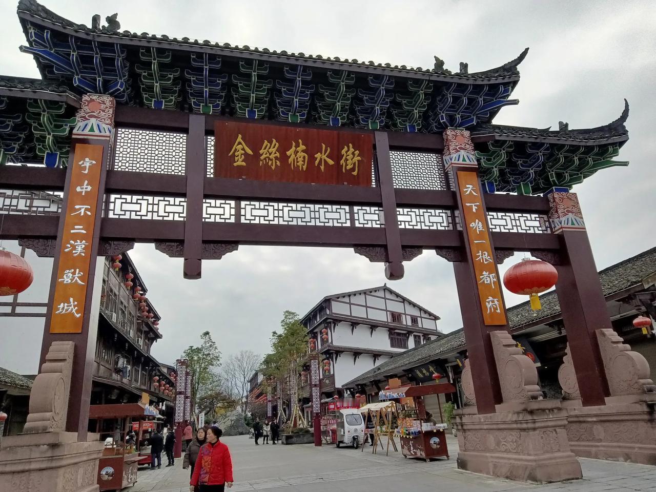 黄仁勋是英伟达公司的掌权人。关于他被制裁的情况，需要从不同方面来看待。

一方面