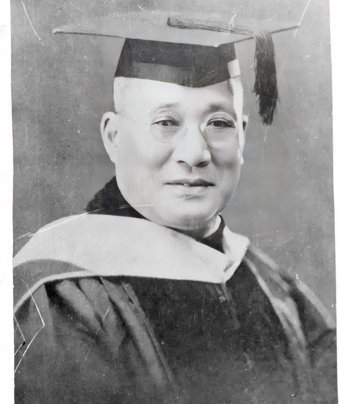 张伯苓，著名爱国教育家，南开系列学校创始人。他早年毕业于北洋水师学堂，亲历甲午战