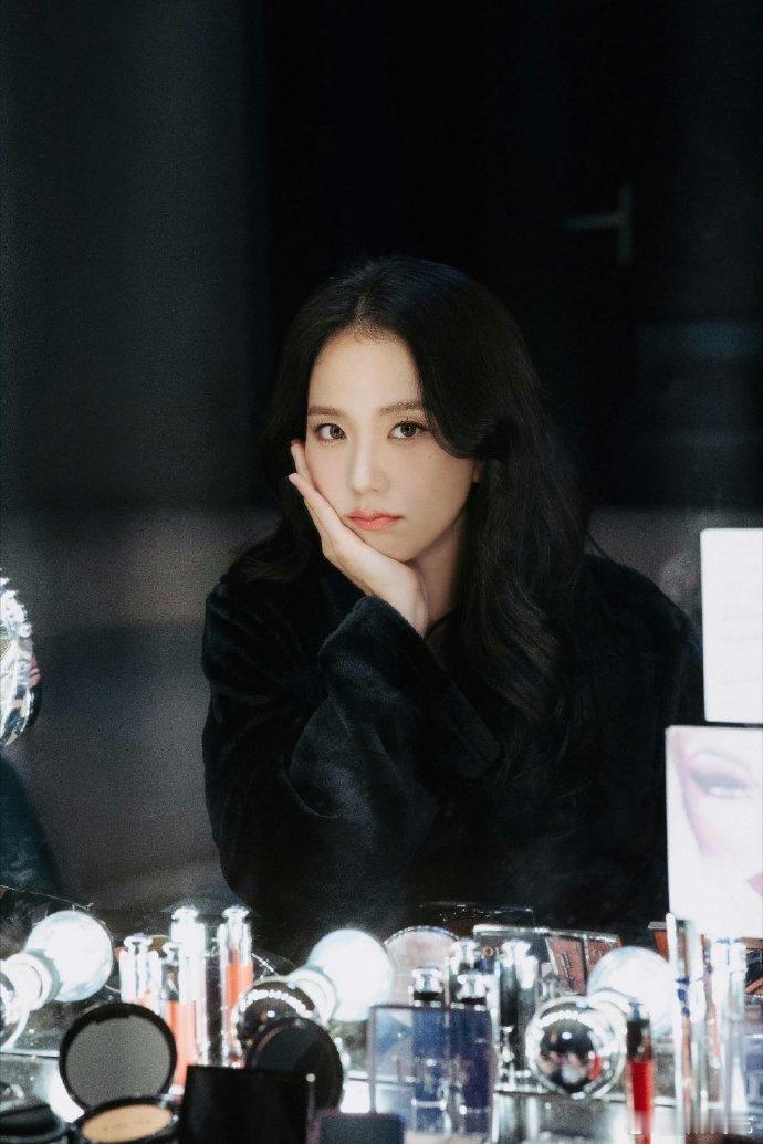 金智秀 你怎么穿睡衣出门啊 谁懂啊！金智秀的反向吐槽又萌又好笑，和粉丝之间的趣味