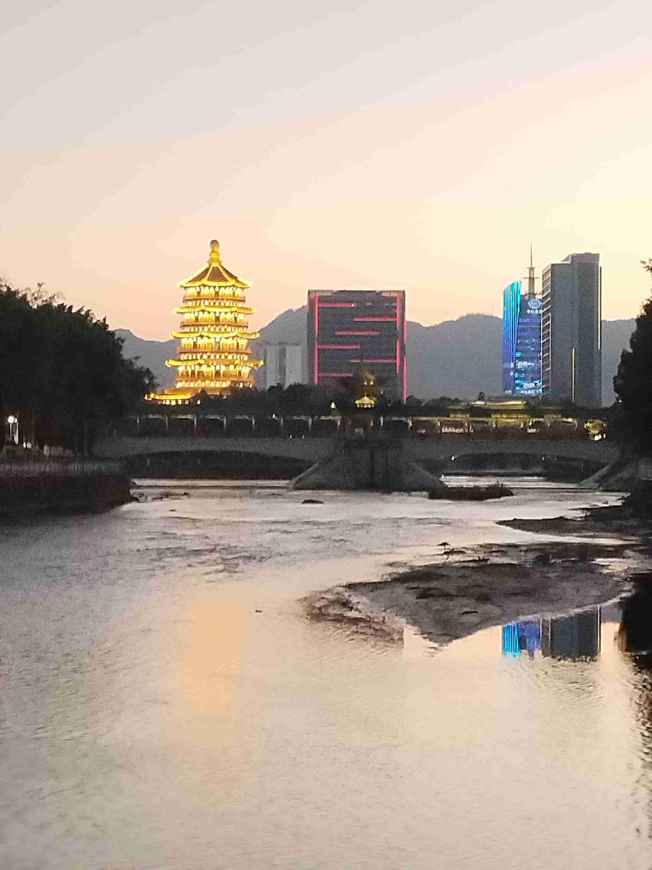 带定位晒今日生活 带定位晒今日生活 
我的今日状态：😁轻松愉悦
我这儿的天气：