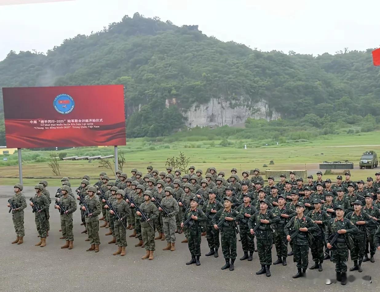 中越两军联合演习时，大家看出哪里不一样来了吗？
在这两支队伍中，我军持枪统一是枪