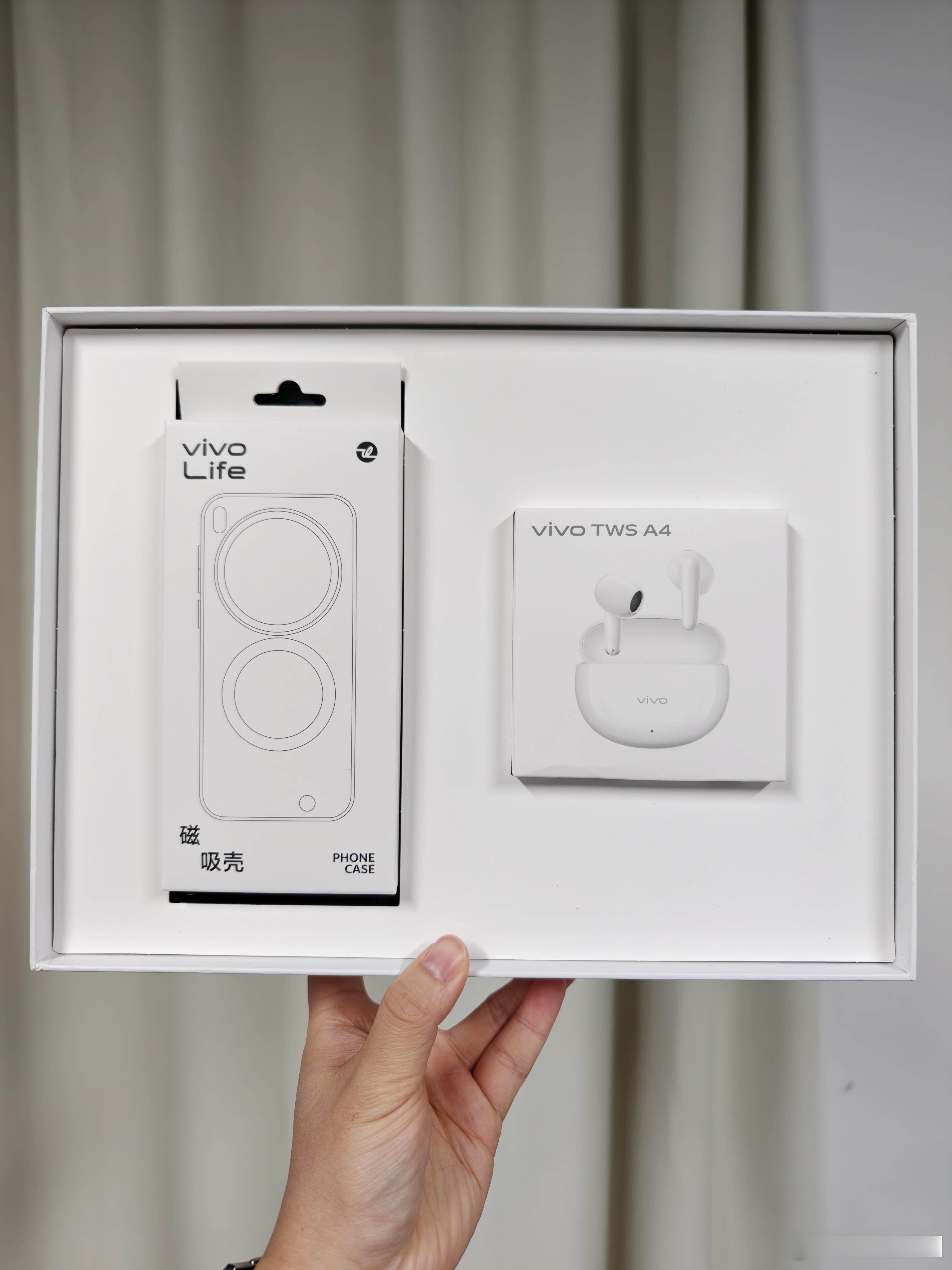 买手机送的礼盒套装(磁吸手机壳+TWS蓝牙耳机)，评论即可抽取~  抽奖详情