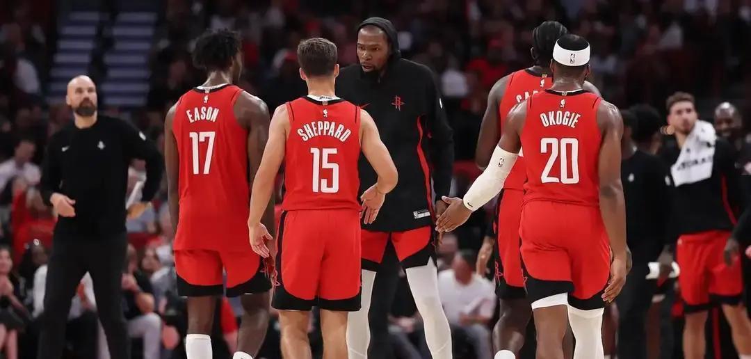 火箭更衣室的战术板，现在没人围上去了。
 
不是输球的问题。西部第11的战绩之下