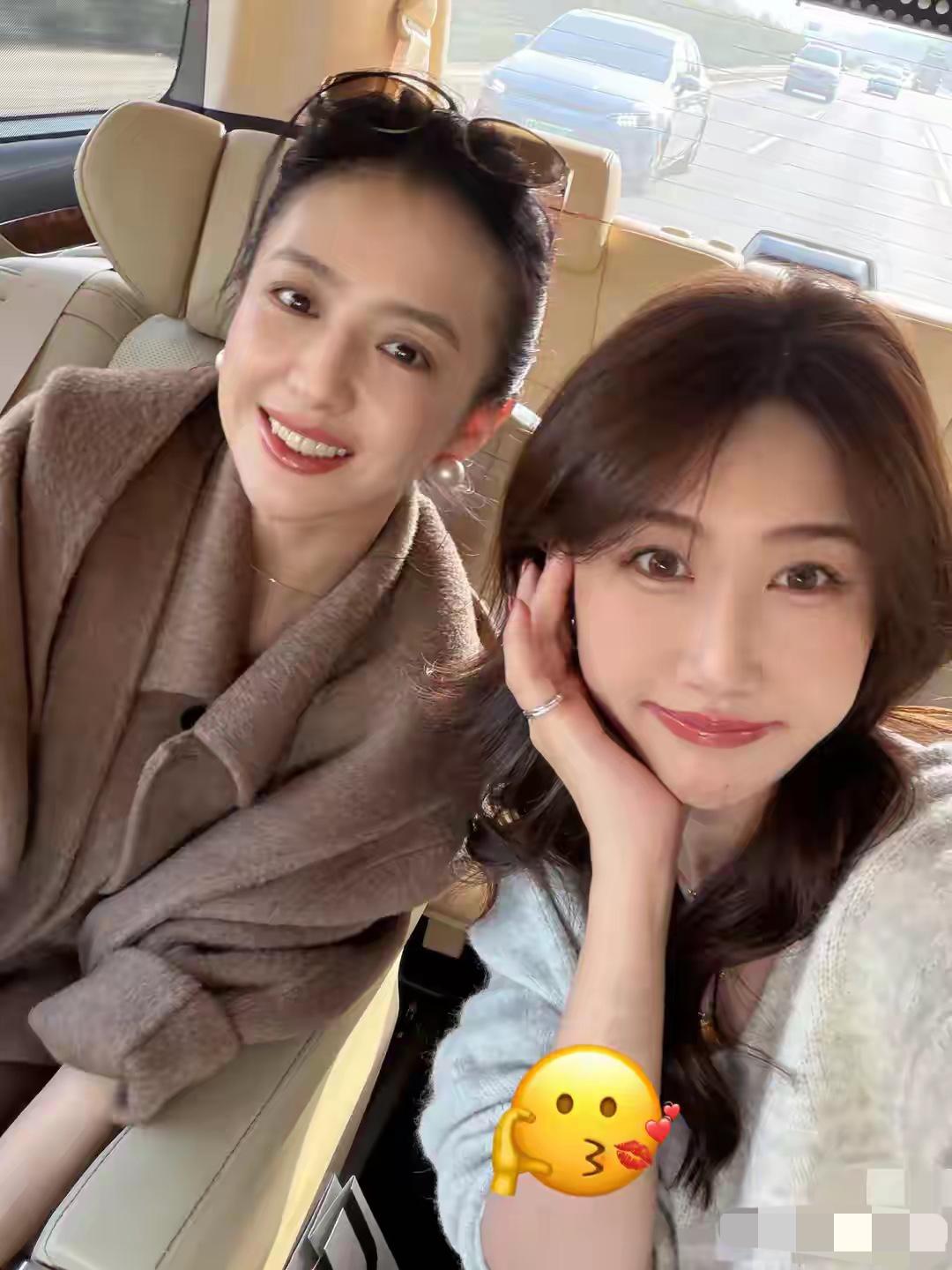 42岁的佟丽娅和朋友合影，这个气质太好了