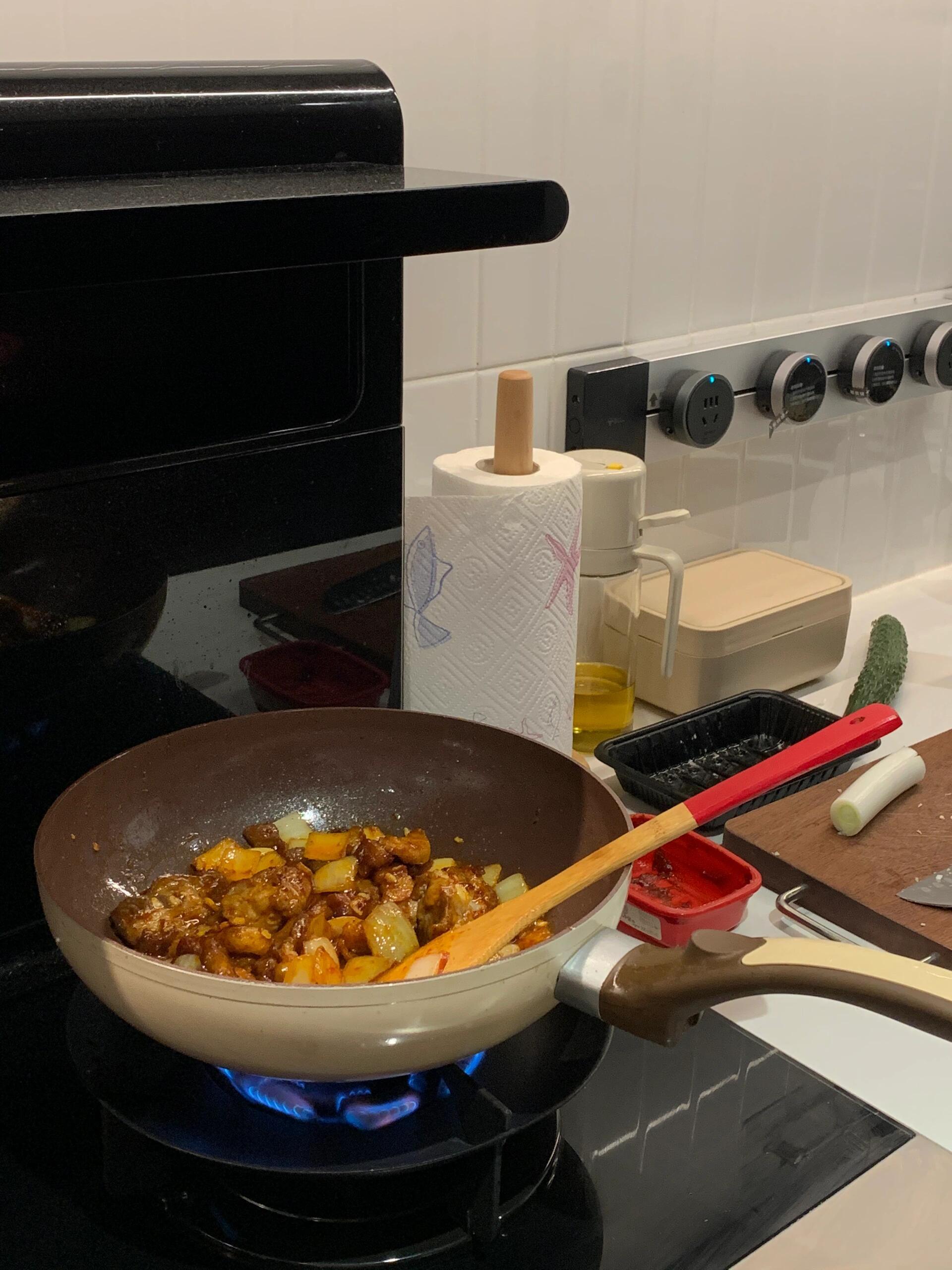 再坚持一天就放假了[拳头]下班后骑上我的自行车🚲晃悠到超市填充一下家里的冰箱真