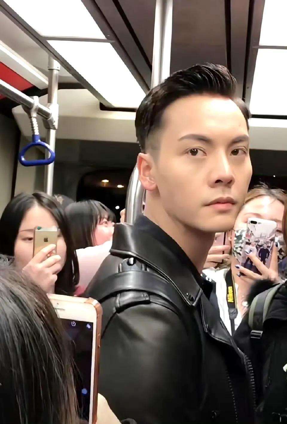 陈伟霆真是蛮接地气的，竟然也会坐地铁。但是知名度毕竟这么高，所以在地铁里，一堆人