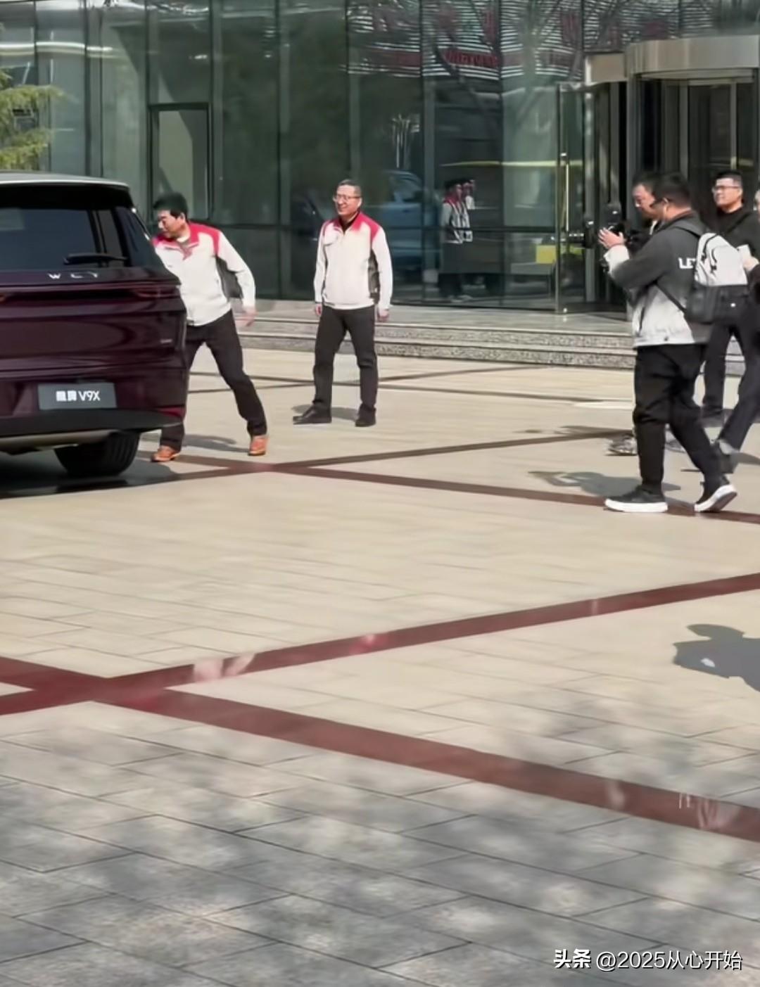 真的可以用“相见恨晚”几个字来形容他们俩的关系。

最近，胖东来老总于东来去拜访