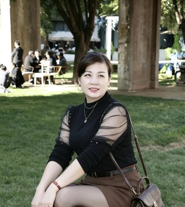 现在的姑娘确实都变现实了，比起小鲜肉，更吃“大叔”这一套。说白了，图的就是情绪稳