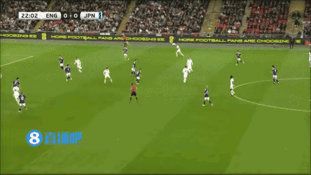 日本男足1:0小胜英格兰男足。这场球英格兰虽输球但表现的更好，不再是以冲吊的打法