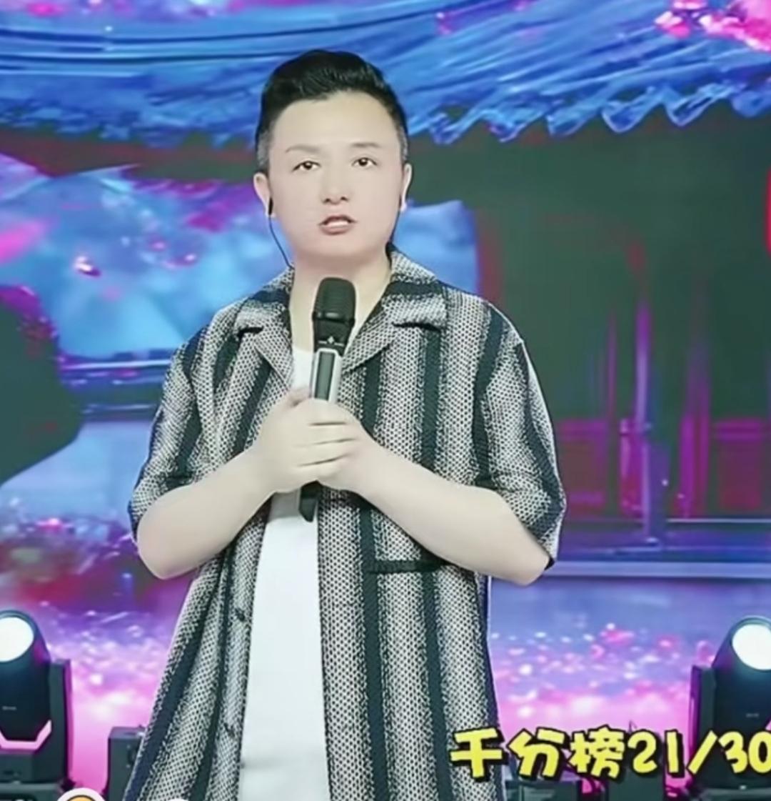 九歌称他唱任何一首歌都不针对第三方，是唱给家人们听的。大家别去议论什么歌能唱、什