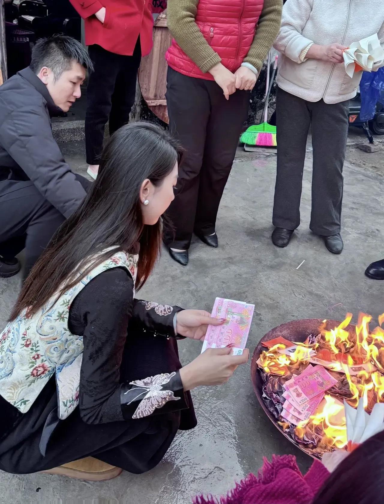 标准的潮汕女孩，特别注重敬老爷
汕头众拍照 🏅潮汕 揭阳民俗摄影展 汕头再现 