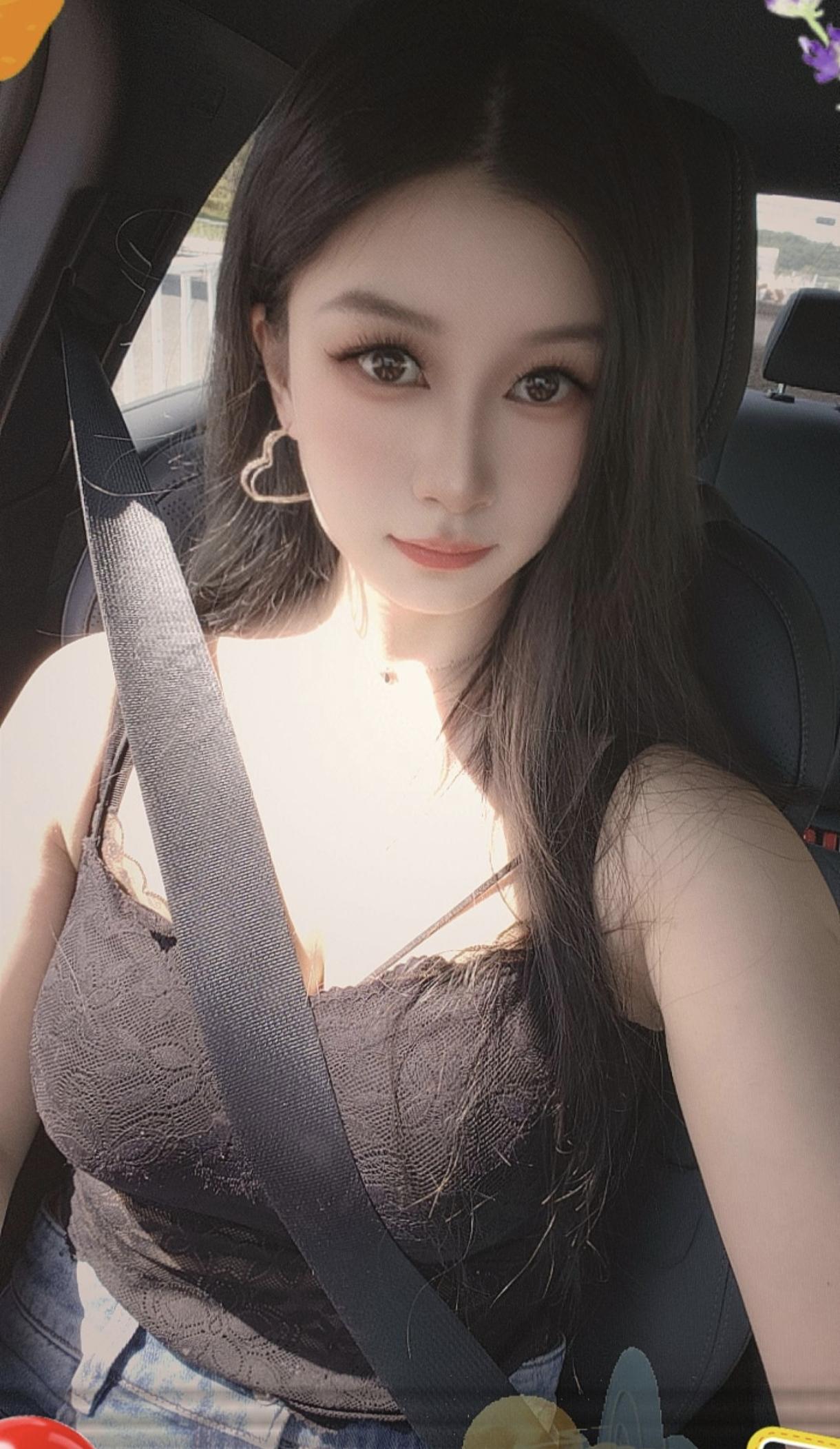 什么样的才算是美女什么样的女生会让人觉得很有魅力? 你们喜欢御姐还是辣妹 国色天