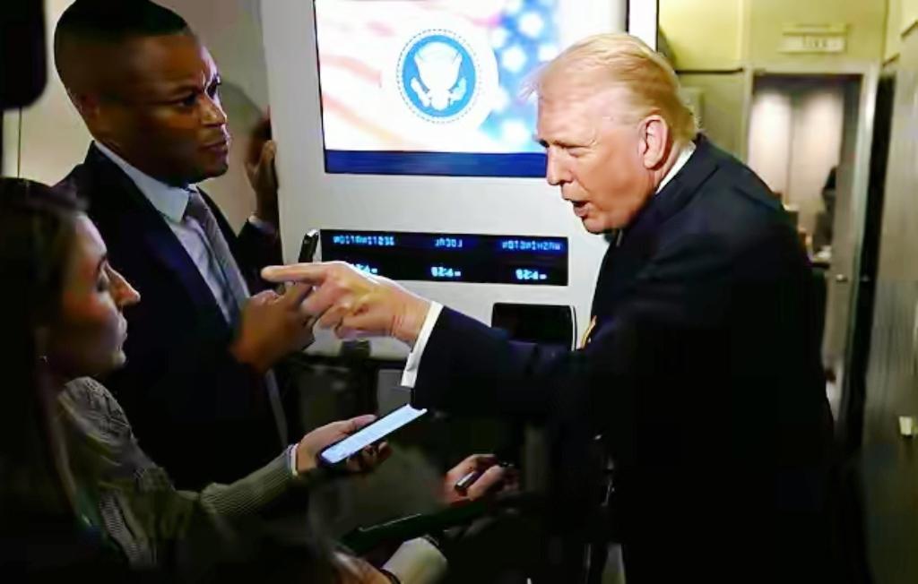 被特朗普指着鼻子骂“猪”的女记者，原来是她！当年那个让白宫炸锅的CNN记者阿科斯