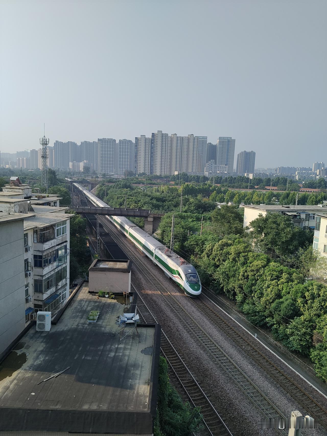 真的吗，恭喜曹县西首提进京始发高铁列车！
      九月底，八纵八横之一的京港
