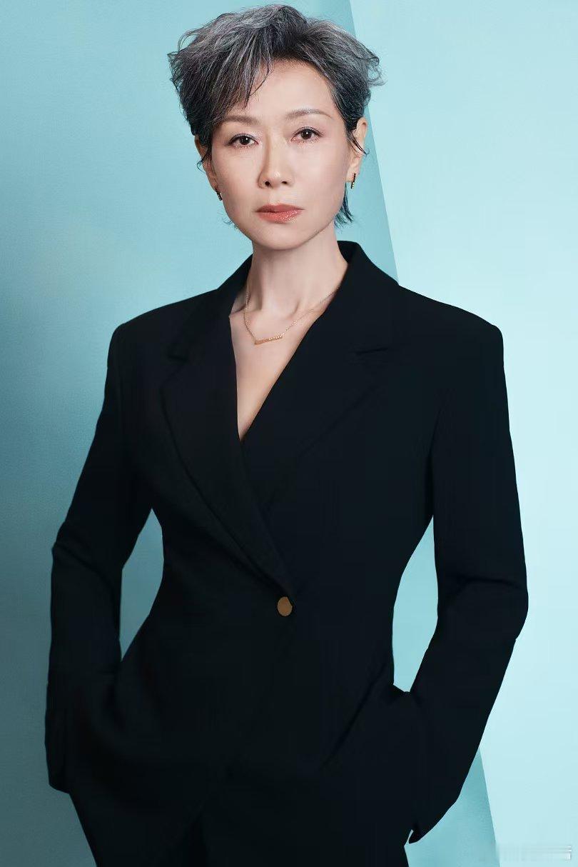 叶童曾因年龄议论陷入自我怀疑不止纠结年纪问题，还会复盘自身表演，怀疑自己演绎角色