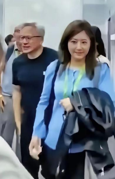全网炸锅！黄仁勋贴身女助理金洋底细曝光，哈佛学霸年薪百万美金凭本事封神，戳破普通