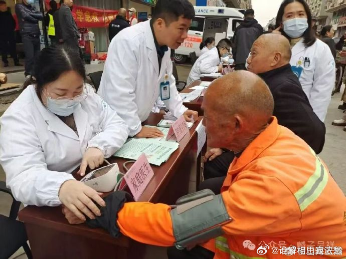 台州让健康公平的最后一公里被温热填满在台州乡村的社区广场，白大褂们卸下"专家"架