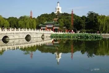 #秋日生活打卡季#
秋日北海公园 
琼岛：感受皇家园林的庄严和大气，爬上白塔可以