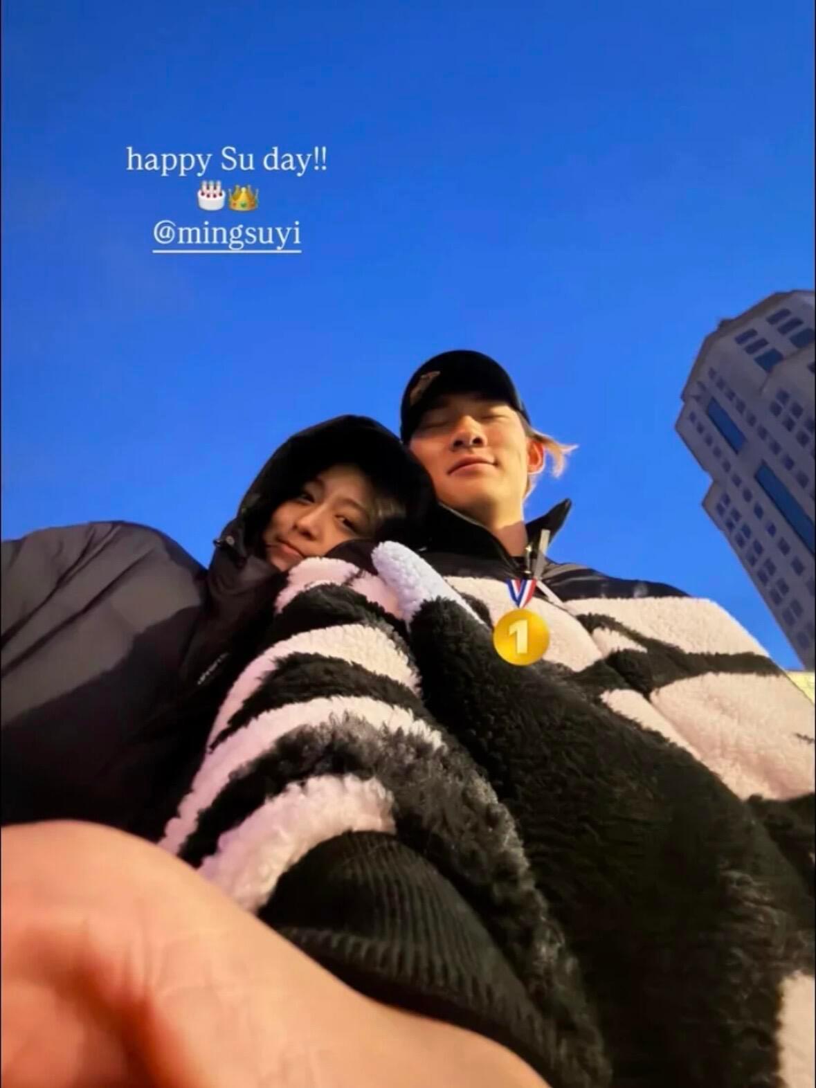 朱易发合影祝贺苏翊鸣夺冠，一句“Happy Su day”甜度拉满。从三年前的青