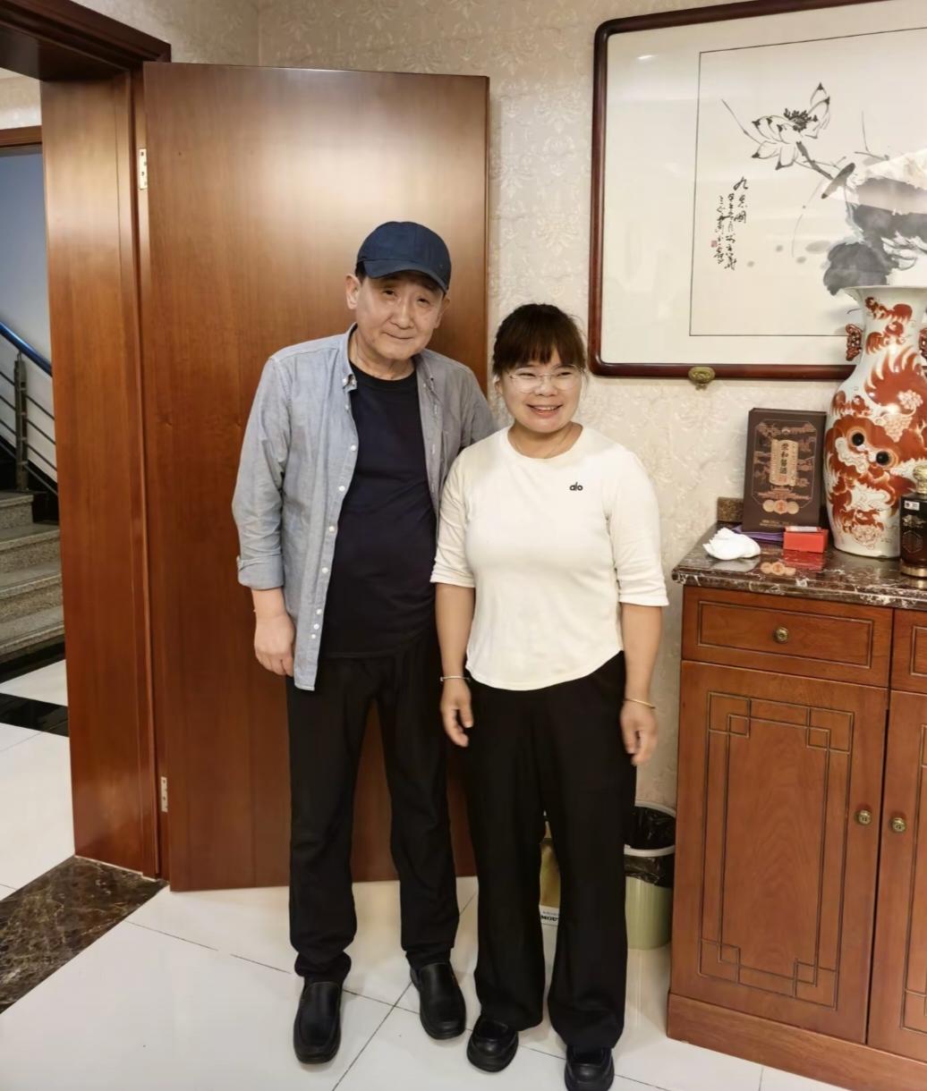 67岁老戏骨梁天在北京被路人偶遇，他看起来苍老了好多，身形消瘦，脸色好憔悴，黑眼