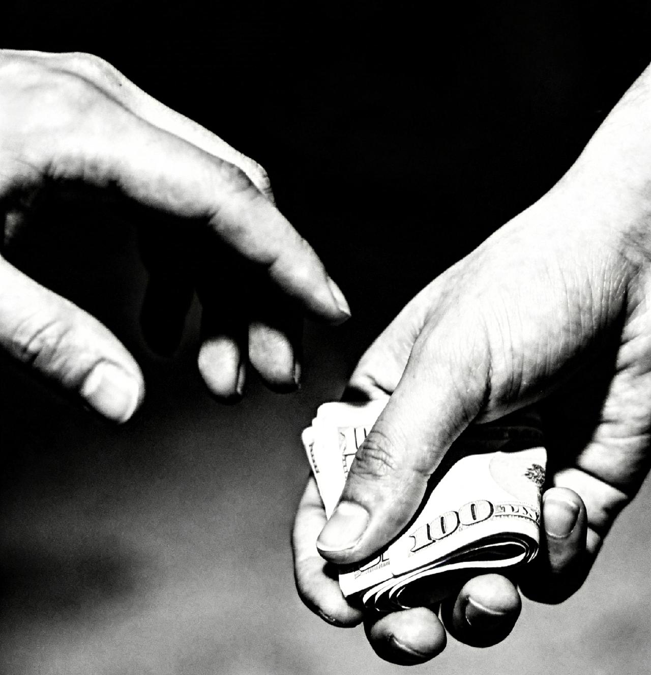 钱一露面，人心就现形！这世上最骗不了人的就是利益。
​
别再谈什么虚头巴脑的深情