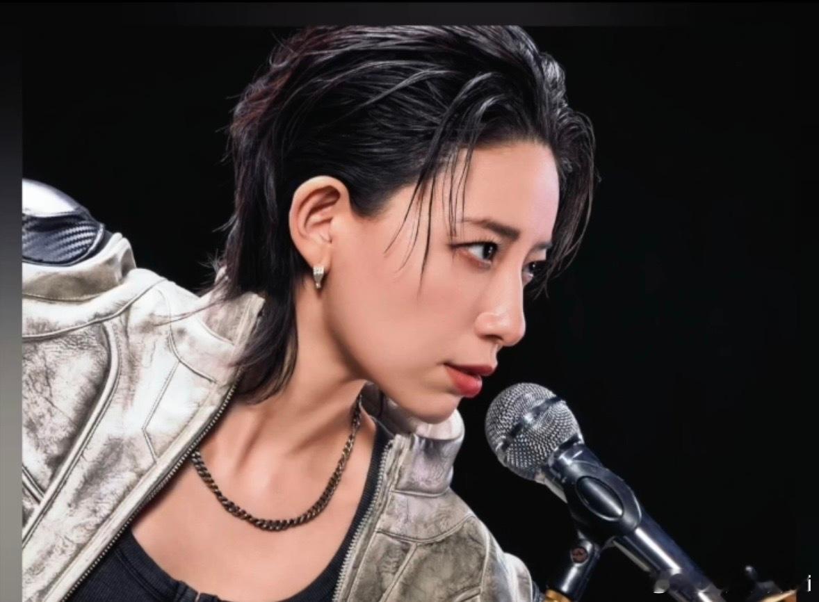 内娱自带老公感的女明星 李斯丹妮用行动证明，魅力可以超越性别标签。她的“老公感”