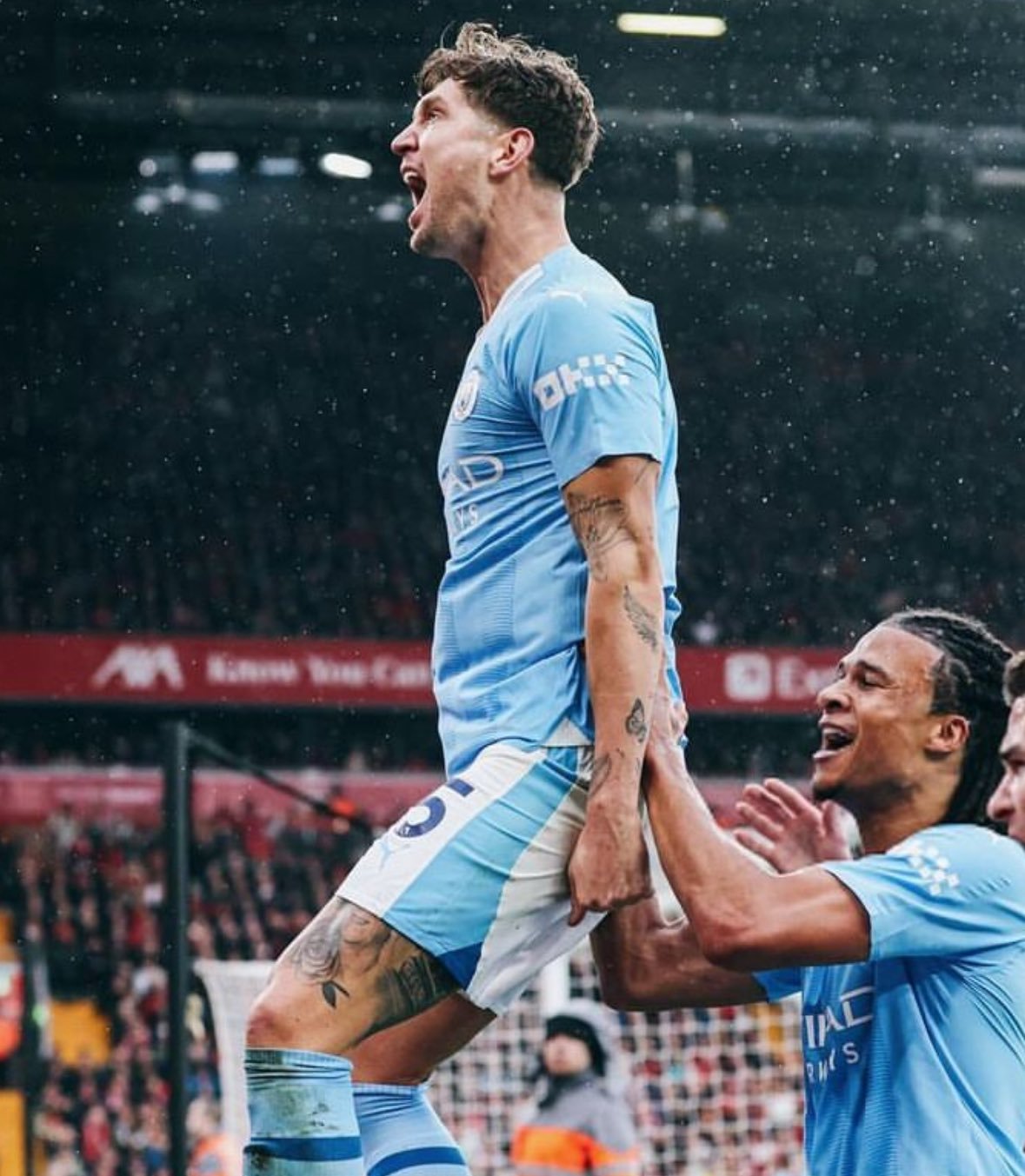 斯通斯读秒绝杀，曼城暂时登顶英超积分榜。本赛季曼城开局没有慢热，不过还要解决罗德