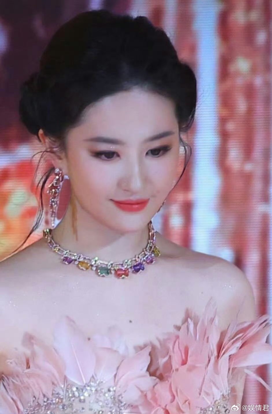 每次看完刘亦菲都会看眼首饰别管了，我能看到的！每次看完刘亦菲都会看眼首饰 