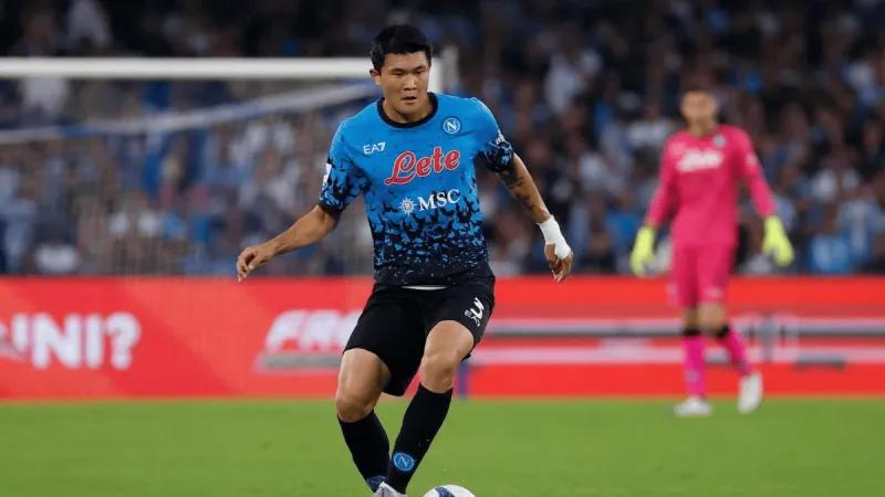 法国媒体Foot Mercato说，曼联已经向金玟哉开出一份高额的薪水待遇以及未