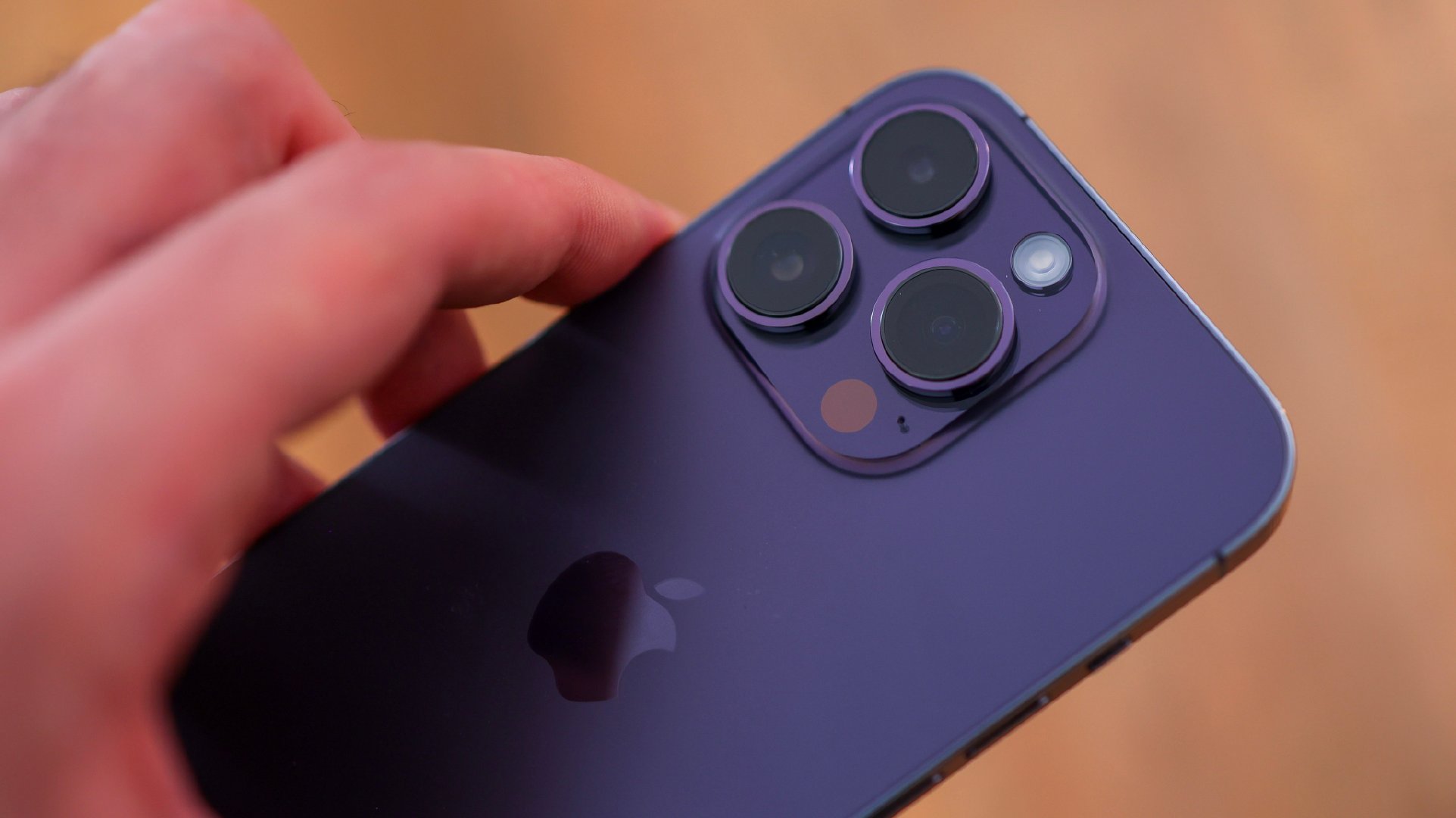你们还记得 iPhone XS 上的金色的在iPhone 16 Pro 上“摇身