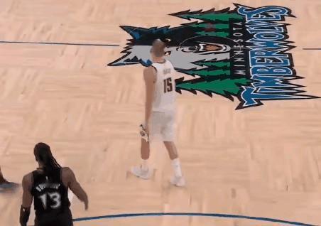 约基奇心里在喊：快点动手打我啊，你动手了，我就赶紧躺下，你就可以吃技术犯规了，下