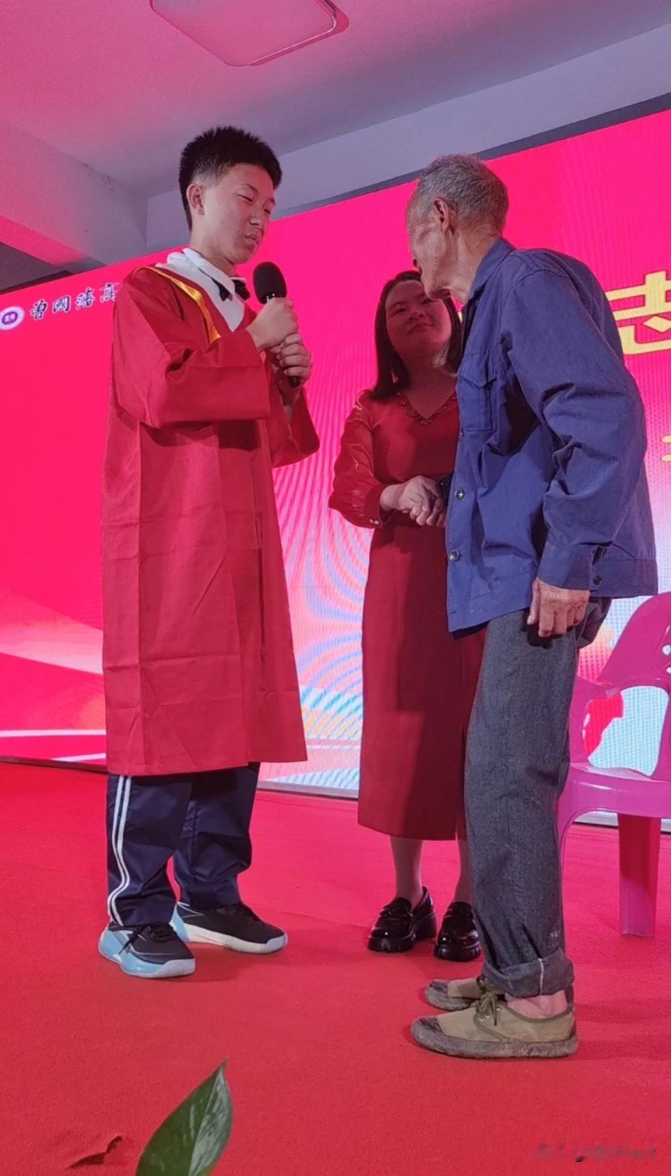 5月10号，娄底曾国藩高级中学搞成人礼，一个小伙子二话不说，把自己70多岁的爷爷