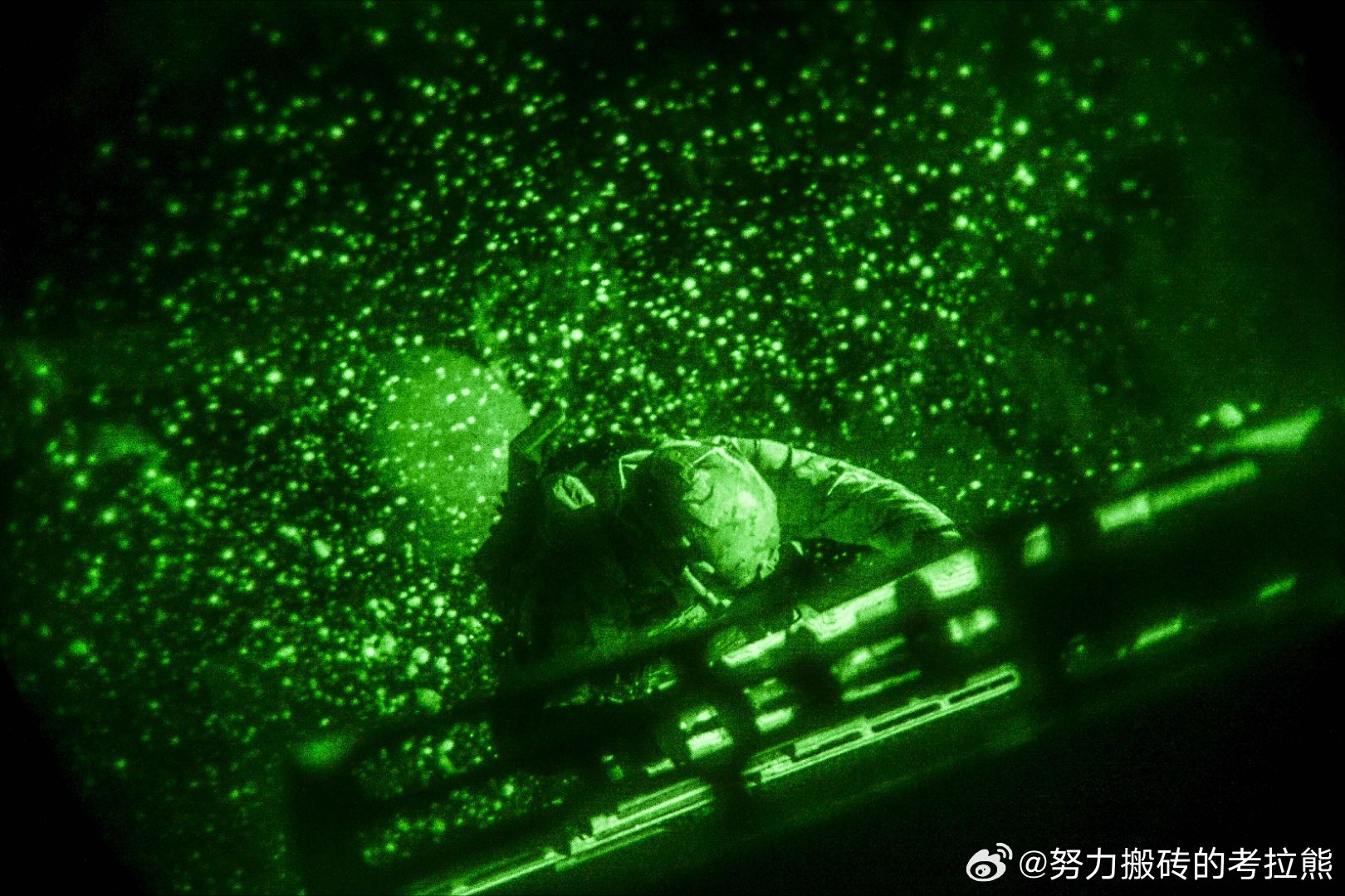 2025年6月5日，海豹突击队在南加州海岸附近训练 ​​​