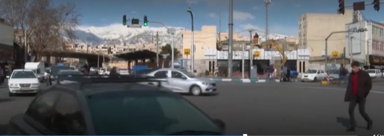 伊朗首都德黑兰的街头依旧车流不息，各色车辆在楼宇间穿梭，远处的厄尔布尔士雪山清晰