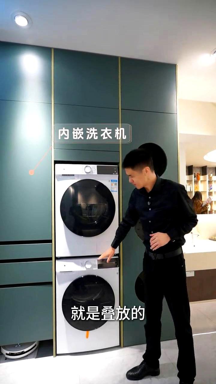 卫浴家政柜设计：美观和实用的收纳柜。
 

刚哥把洗衣机和烘干机叠起来，就在上面