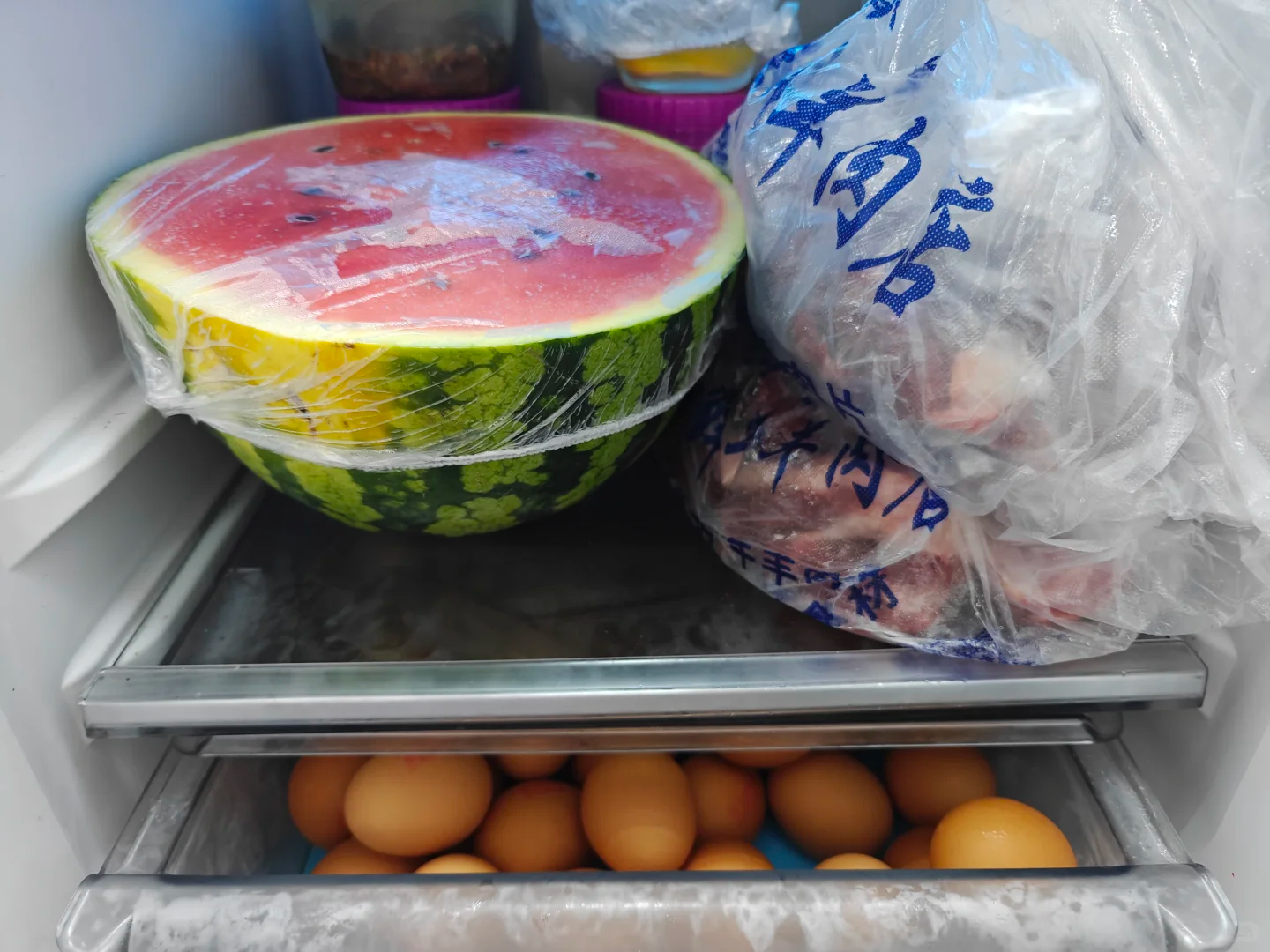 冰箱真的是细菌培养皿吗 大家千万别以为把剩菜、水果、生肉放进冰箱就安全了。低温只