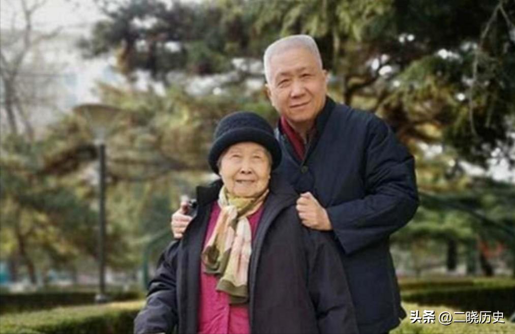 一次，主持人问马未都：“你身价至少100亿，你的母亲肯定为你感到骄傲自豪。”马未